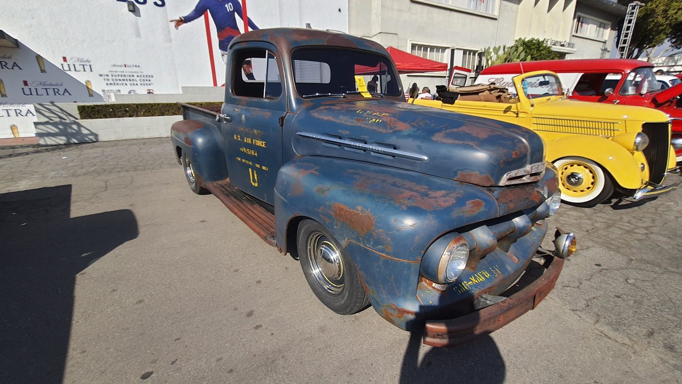 Ford F-1 w niebieskiej patynie z wojskowymi napisami