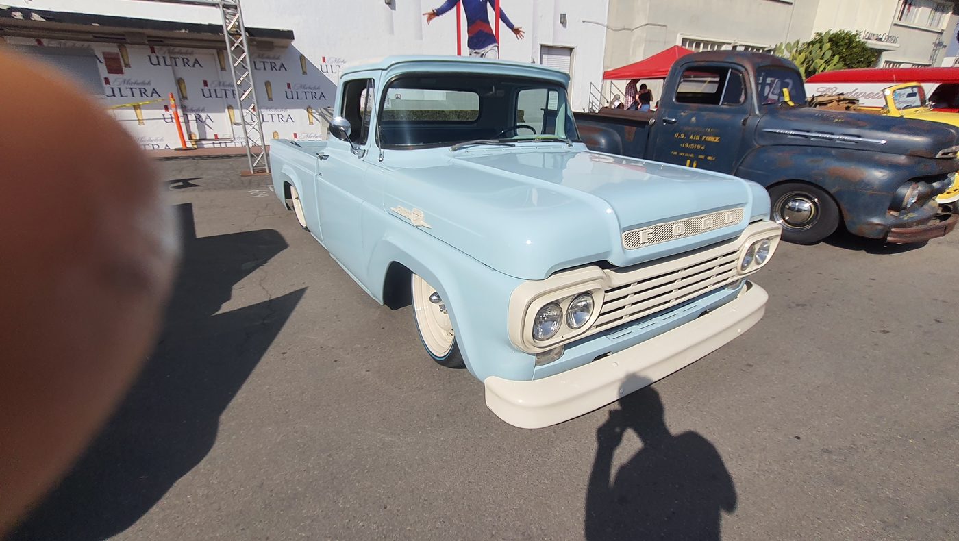Błękitny Ford F-100 1959 pickup