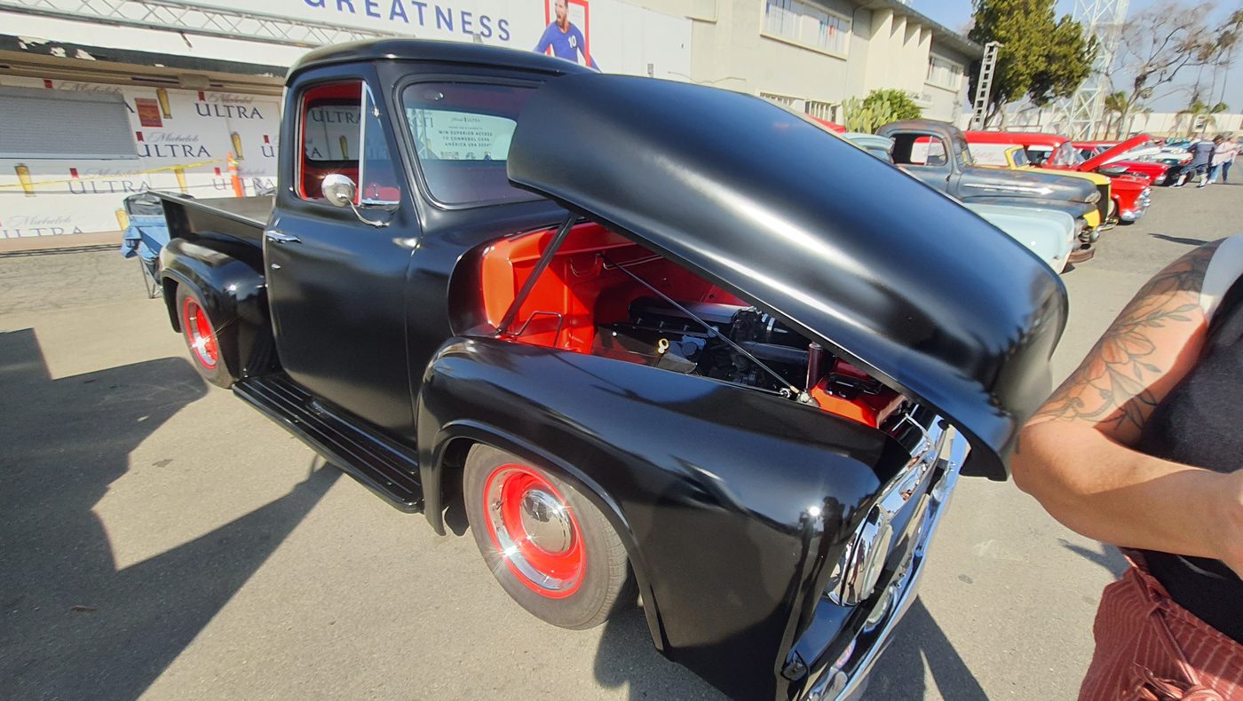 Czarny Ford F-100 z lat 50. z kompresorem