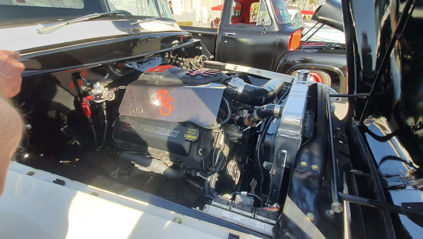 Czarny Ford F-100 z lat 50. z kompresorem – zdjęcie 2