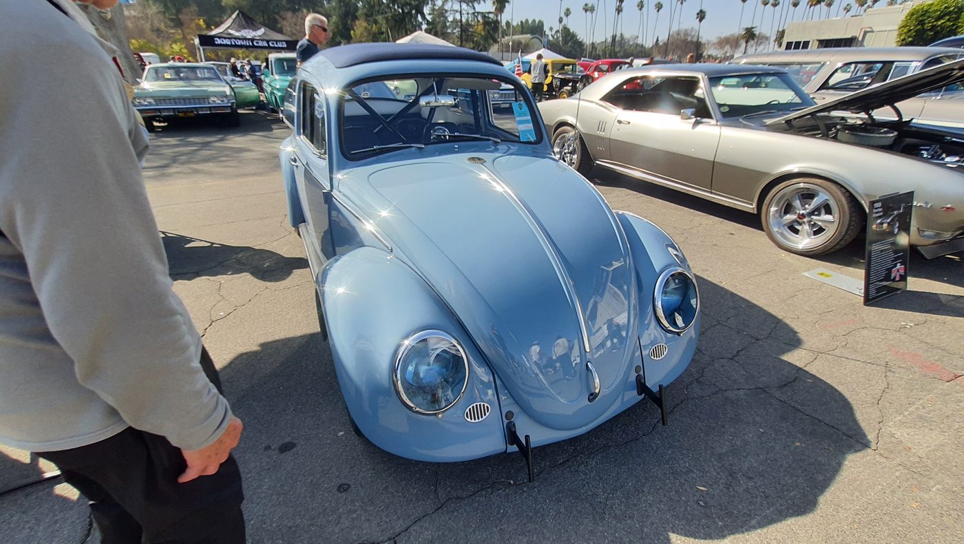 Szaroniebieski Volkswagen Garbus z lat 60.