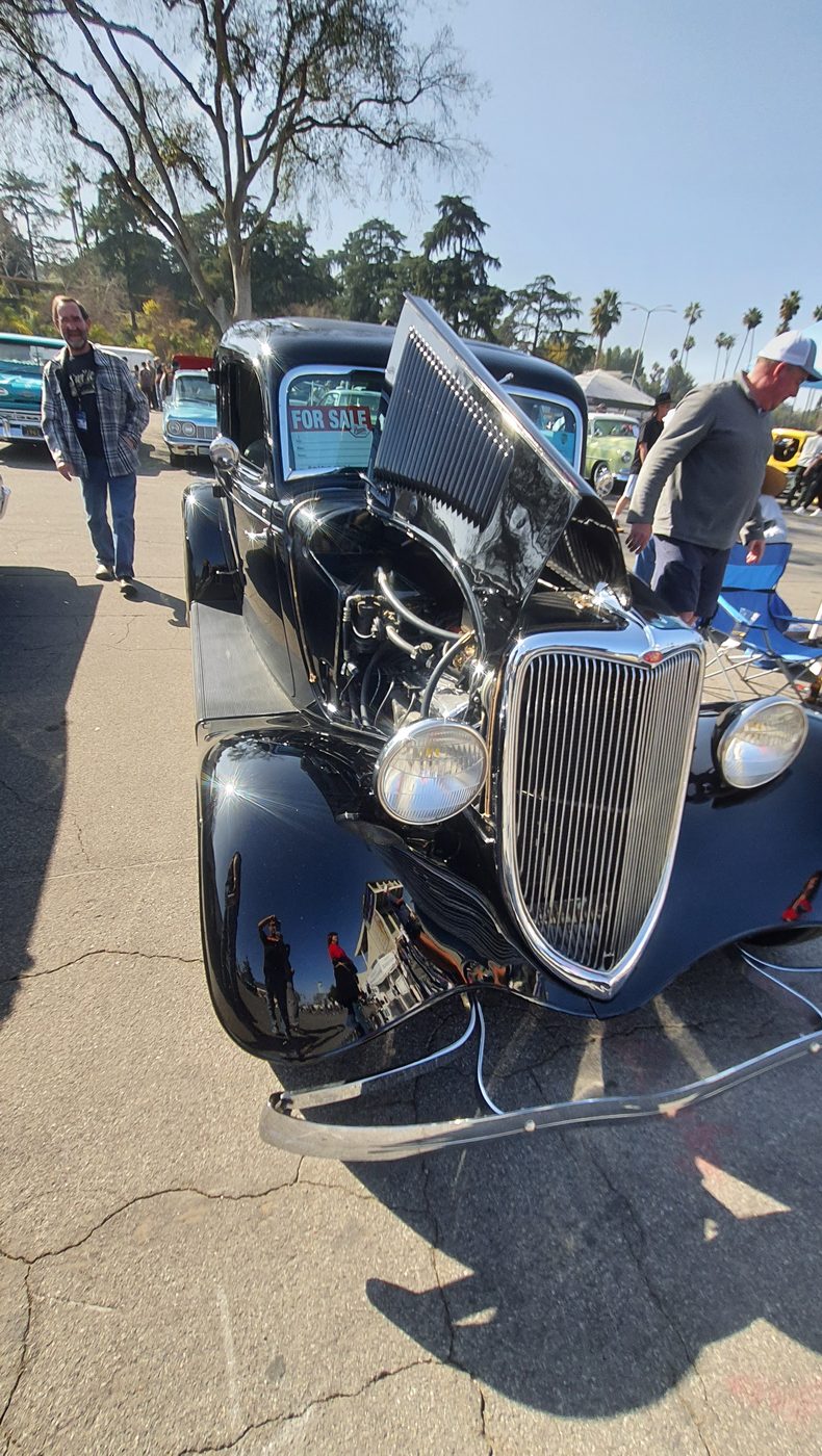 Czarny Ford 1934 z otwartą maską