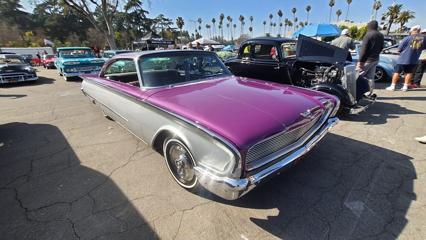Purpurowo-srebrny Ford Galaxie 1960
