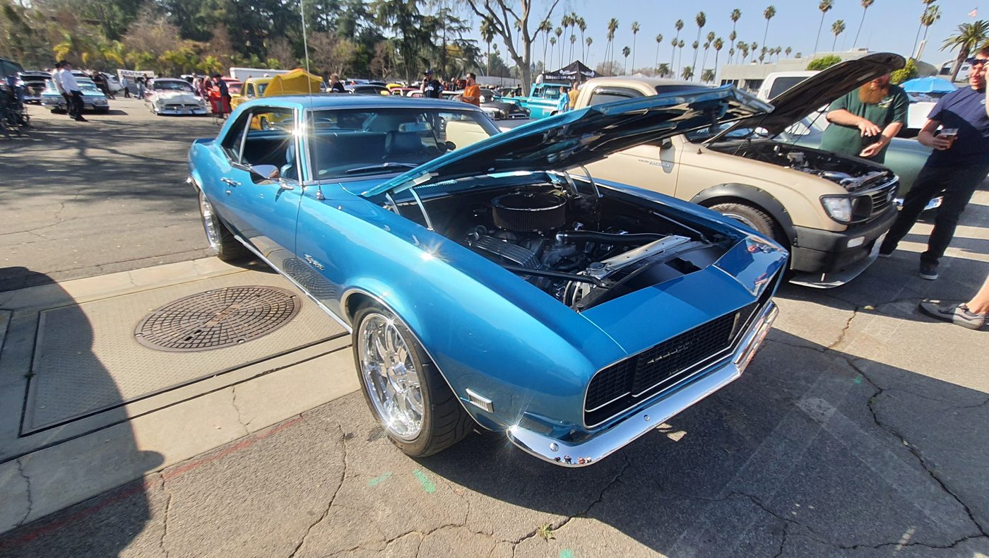 Błękitny Chevrolet Camaro 1968