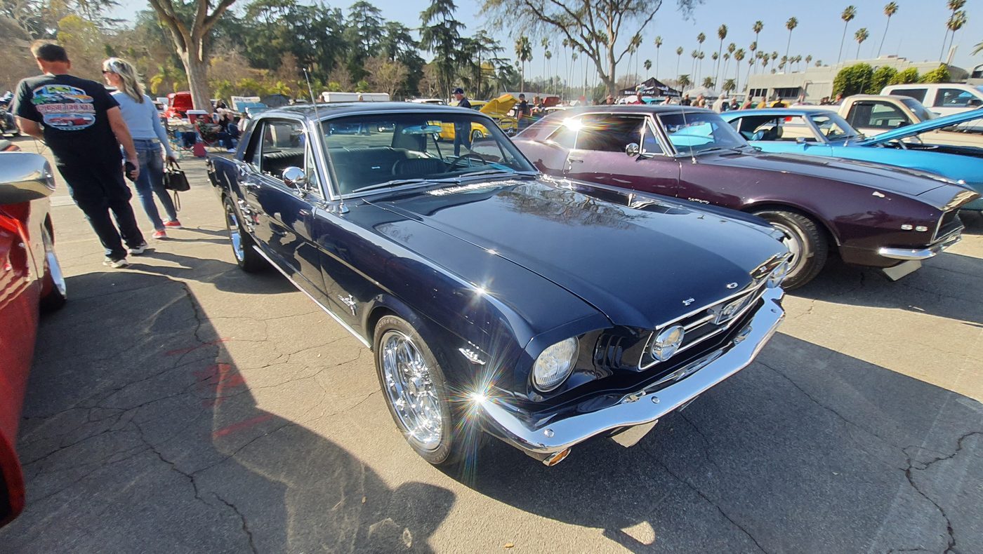 Granatowy Ford Mustang coupe 1966