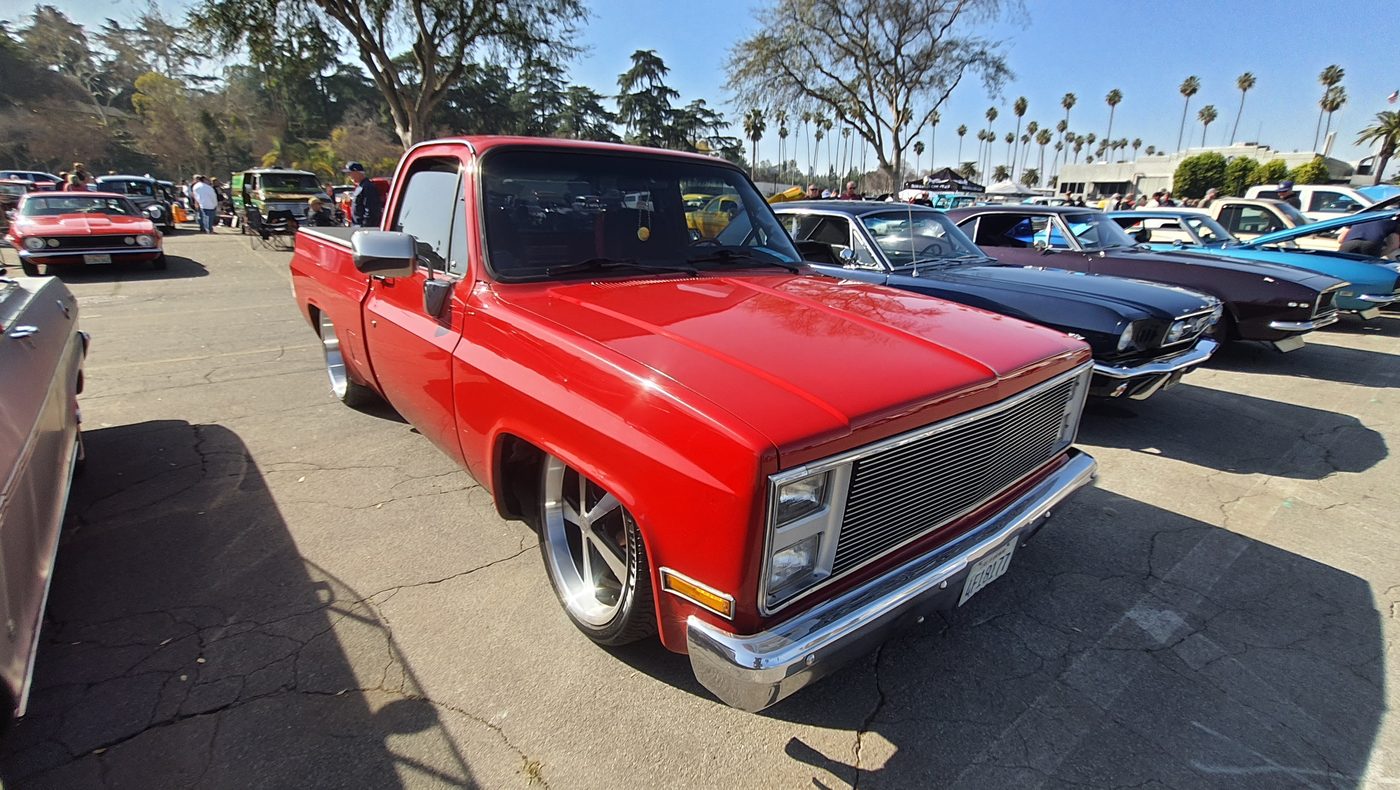 Czerwony Chevrolet C10 Squarebody