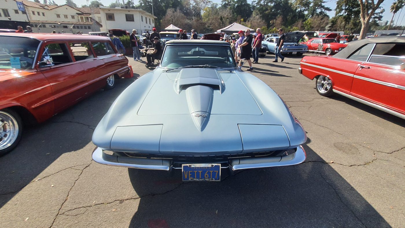 Srebrny Chevrolet Corvette Sting Ray C2