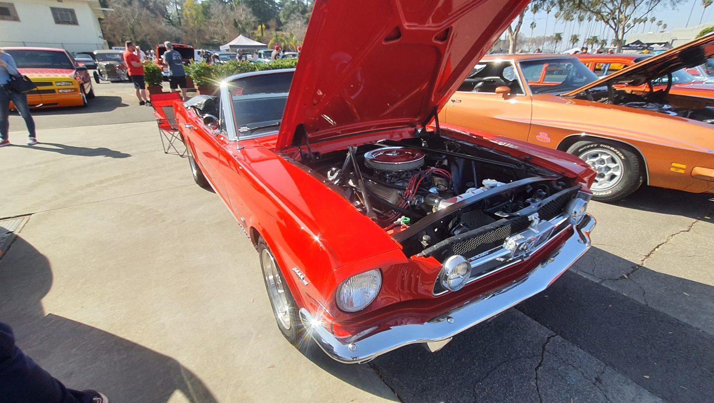 Czerwony Ford Mustang 1966 z otwartą maską