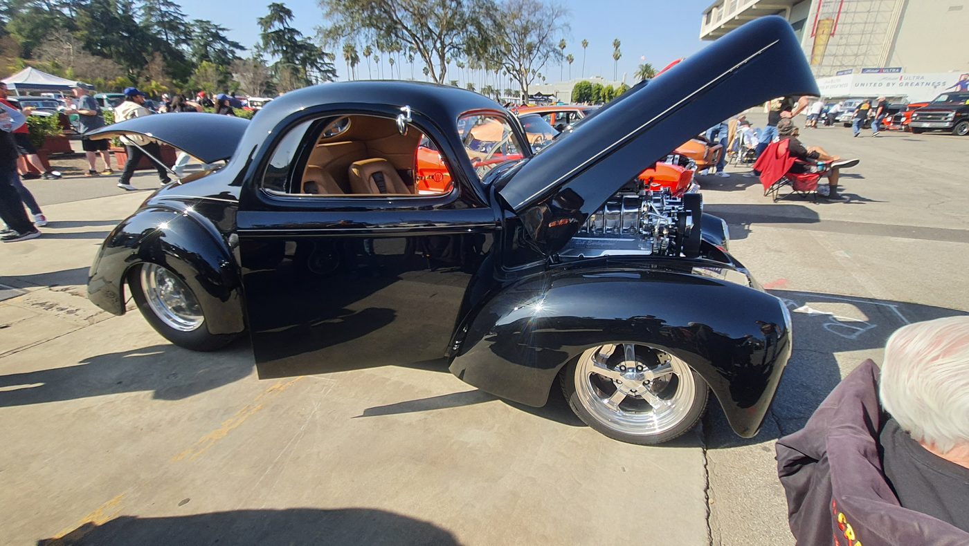 Czarny Willys coupe 1941 gasser z kompresorem