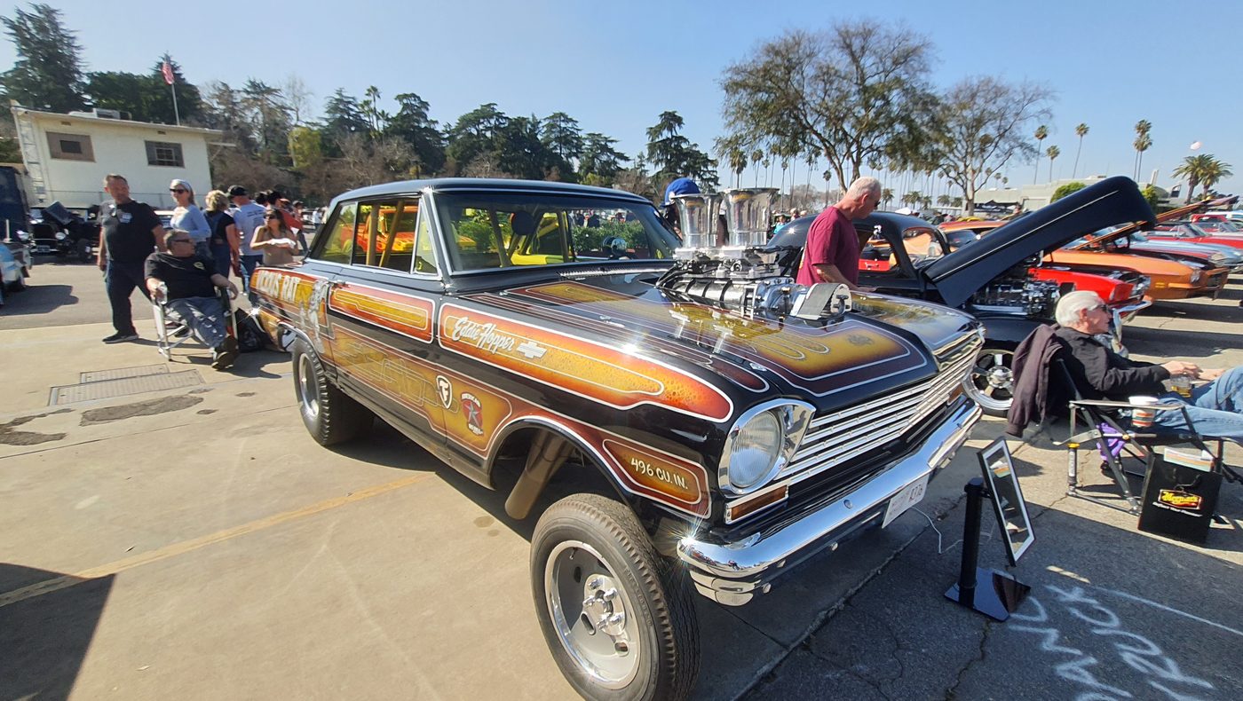 Brązowo-złoty Chevy II gasser z kompresorem