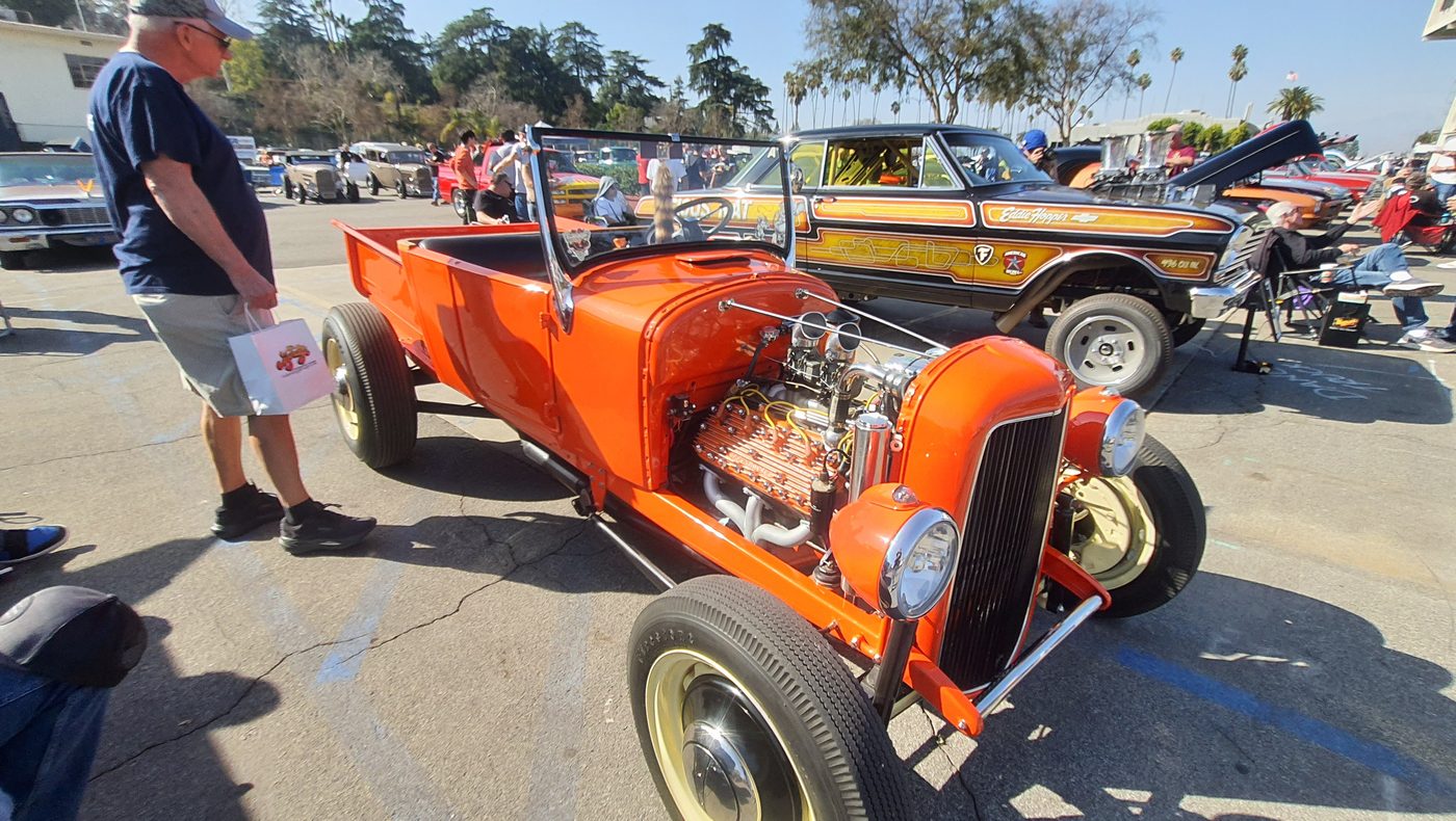 Pomarańczowy roadster pickup Forda z lat 20. hot rod