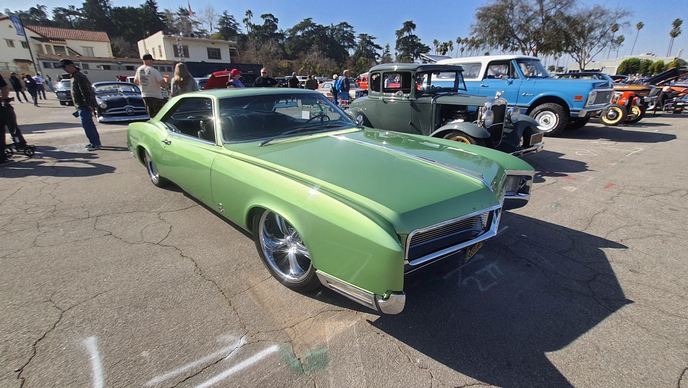 Zielony Buick Riviera 1966