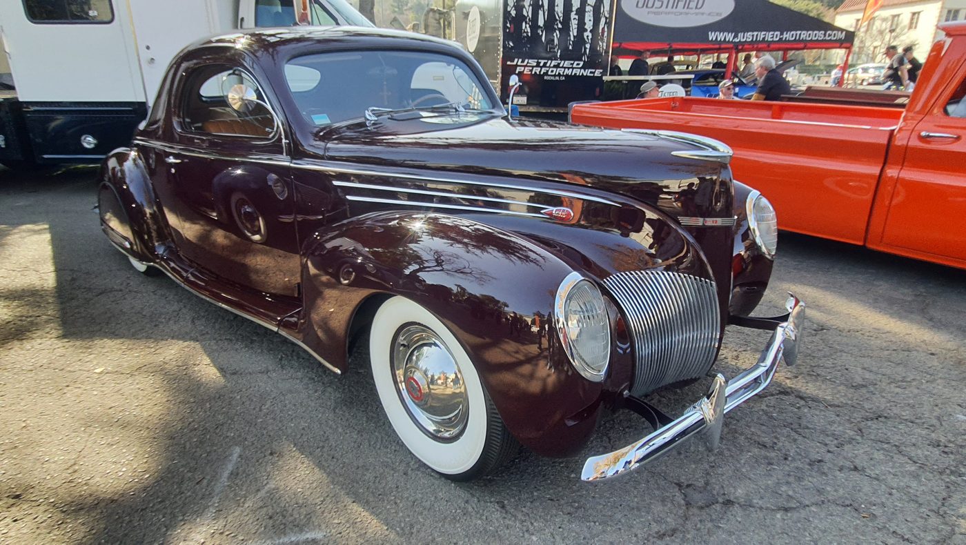 Bordowy Lincoln-Zephyr coupe 1939