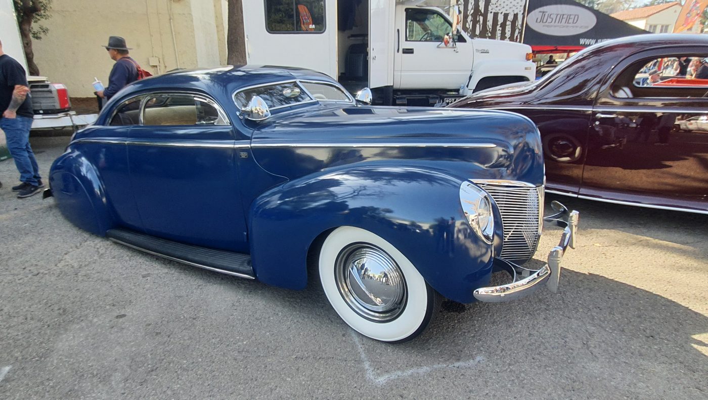 Granatowy Ford coupe 1940