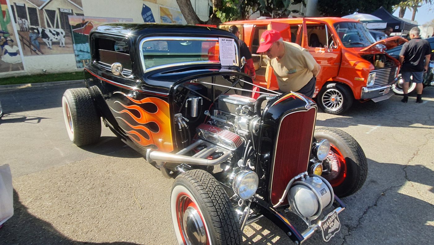 Czarny Ford coupe 1932 z płomieniami i czerwonymi felgami