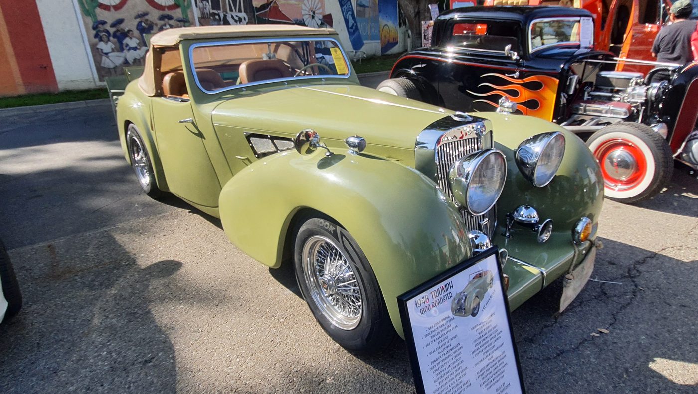 Oliwkowy brytyjski roadster z lat 40.
