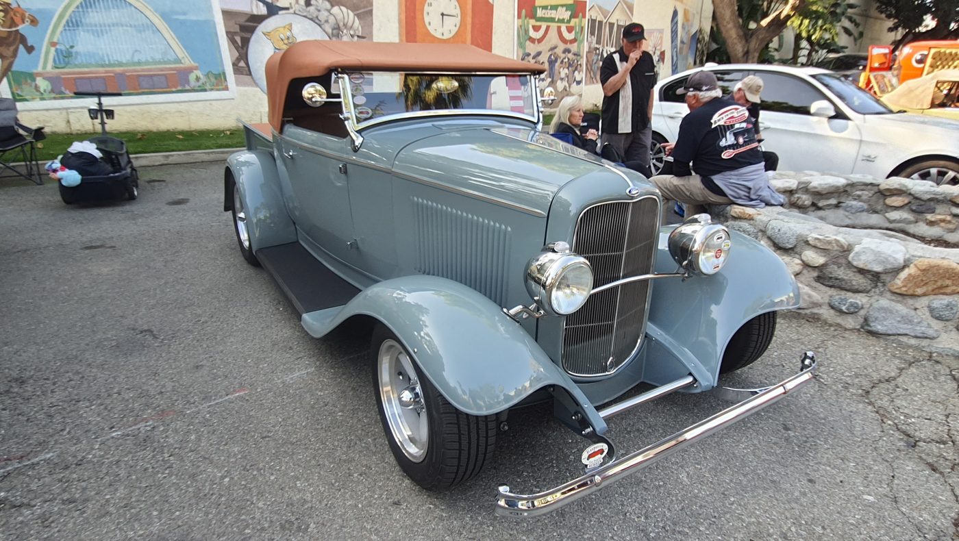 Szaroniebieski Ford roadster 1932 w pełnych błotnikach