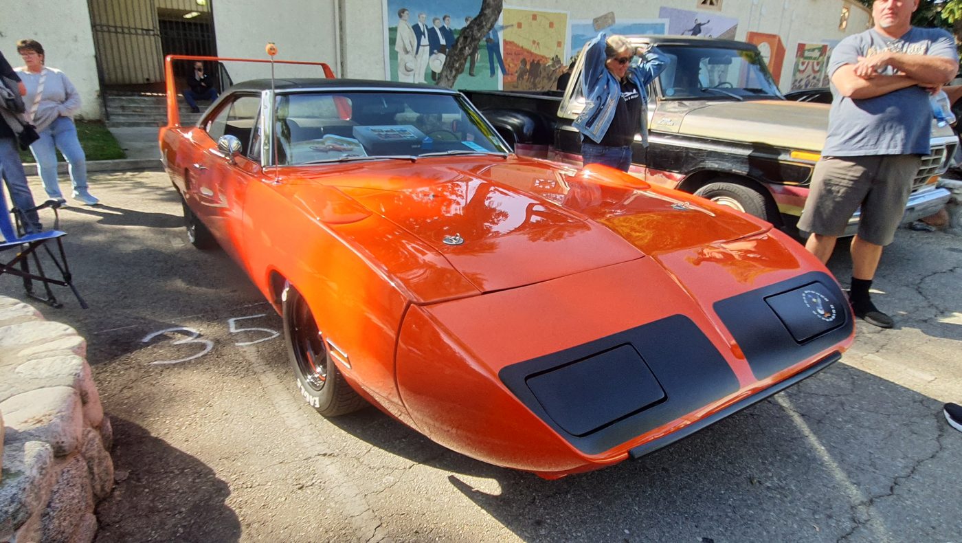 Pomarańczowy Plymouth Superbird