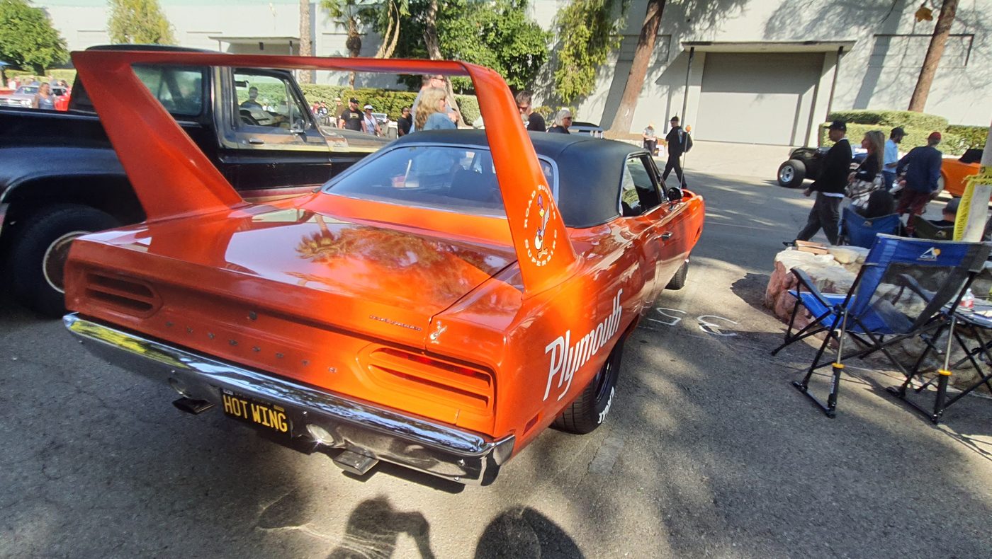 Pomarańczowy Plymouth Superbird – zdjęcie 3