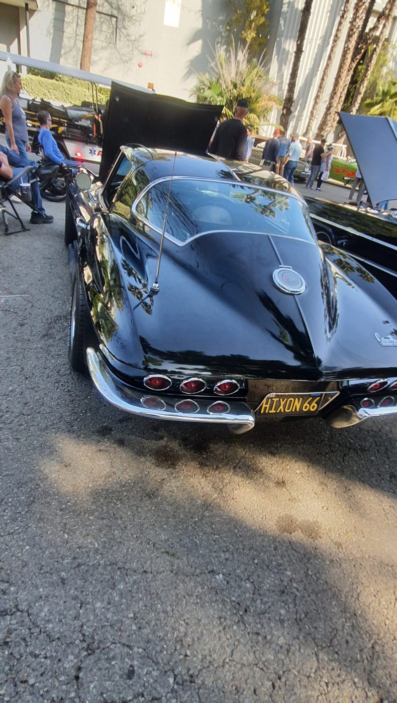 Czarny Chevrolet Corvette Sting Ray 1966 – zdjęcie 2