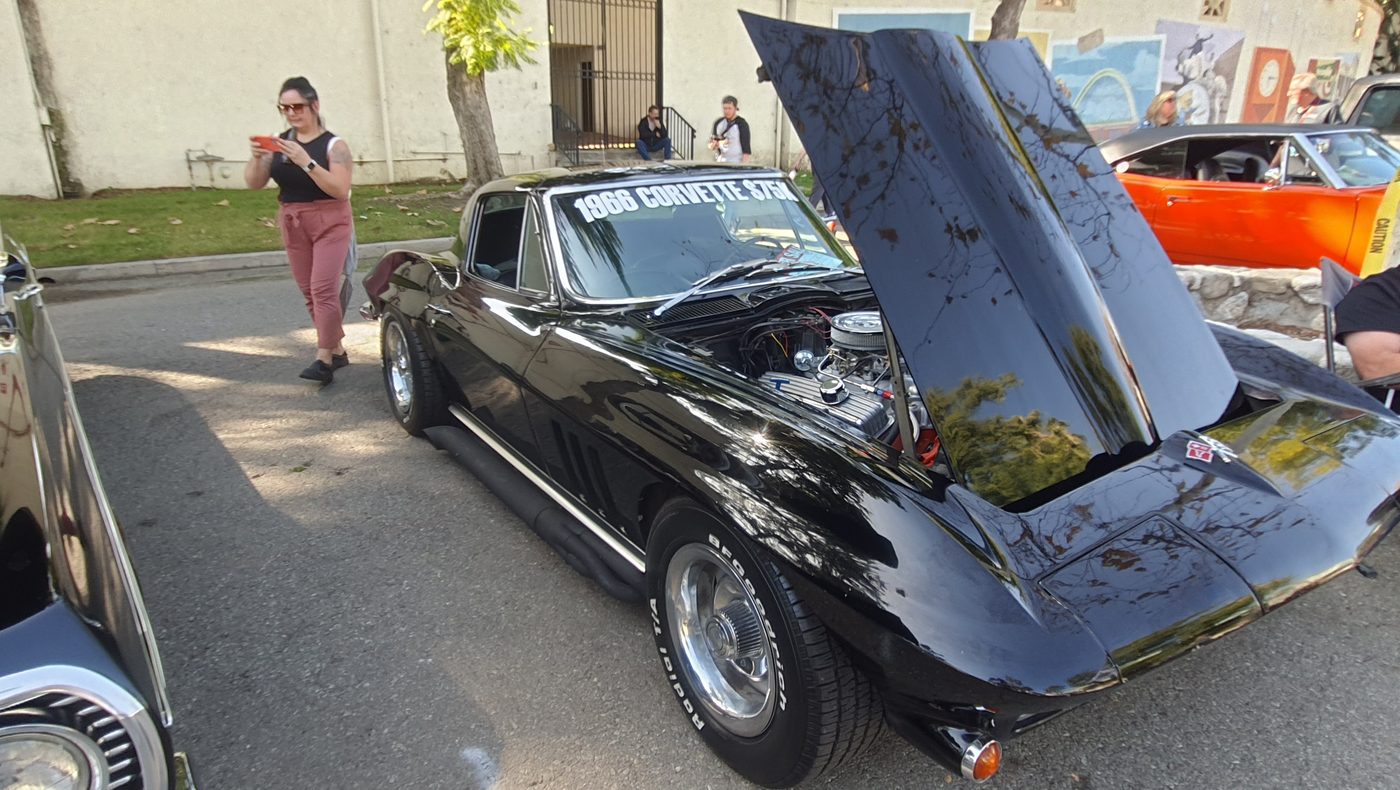 Czarny Chevrolet Corvette Sting Ray 1966