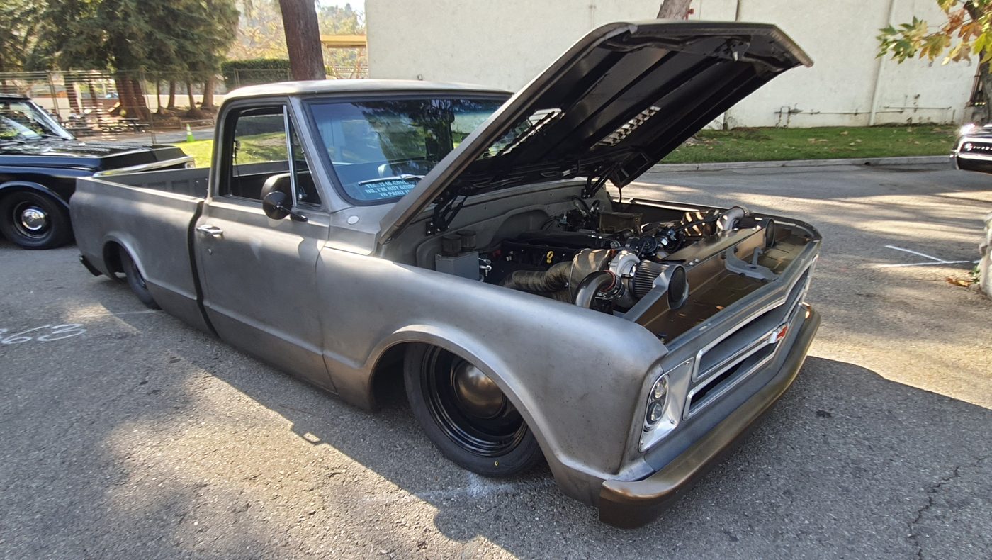 Chevrolet C10 w surowej stali, slammed