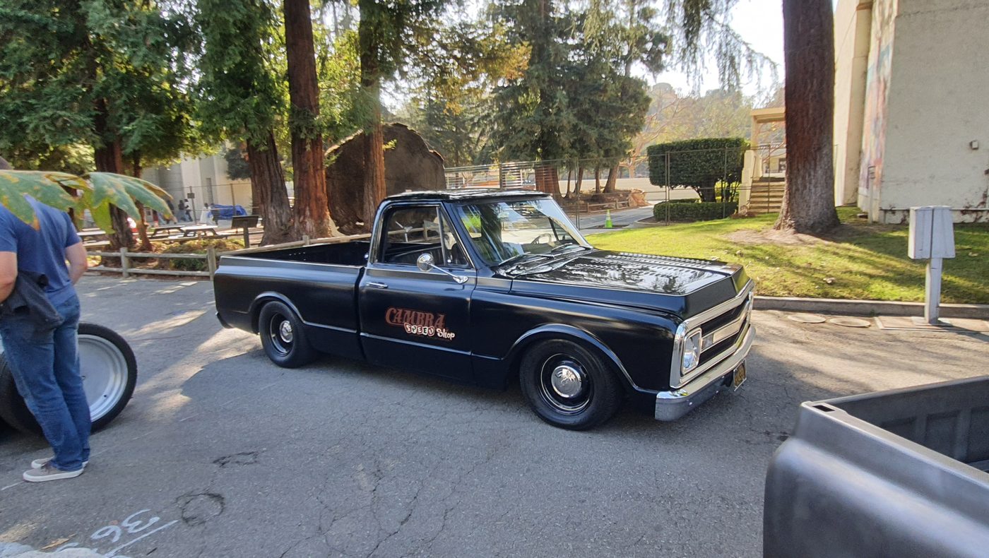 Czarny Chevrolet C10 z czerwonymi napisami