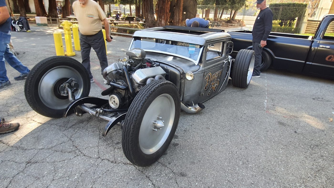 Rat rod z odsłoniętą ramą i blaszanym wnętrzem