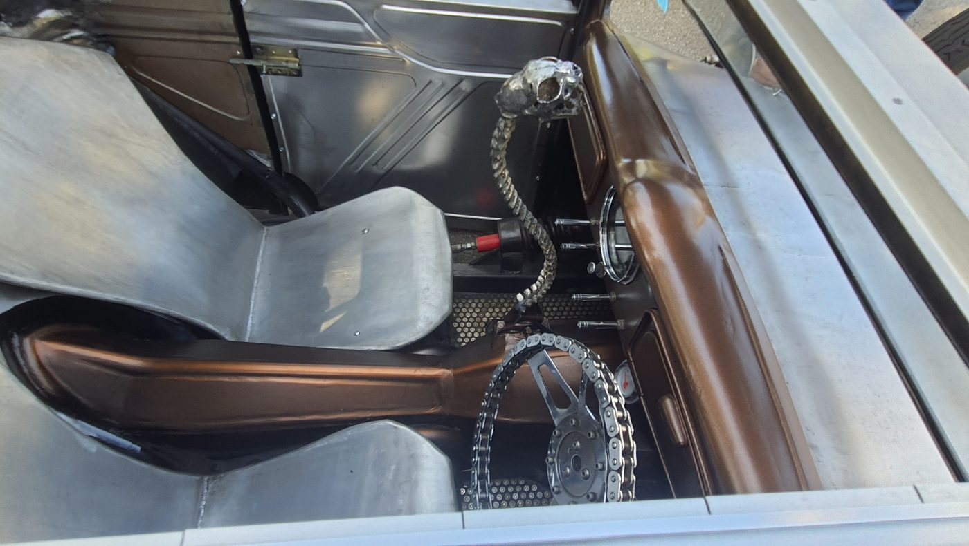 Rat rod z odsłoniętą ramą i blaszanym wnętrzem – zdjęcie 2
