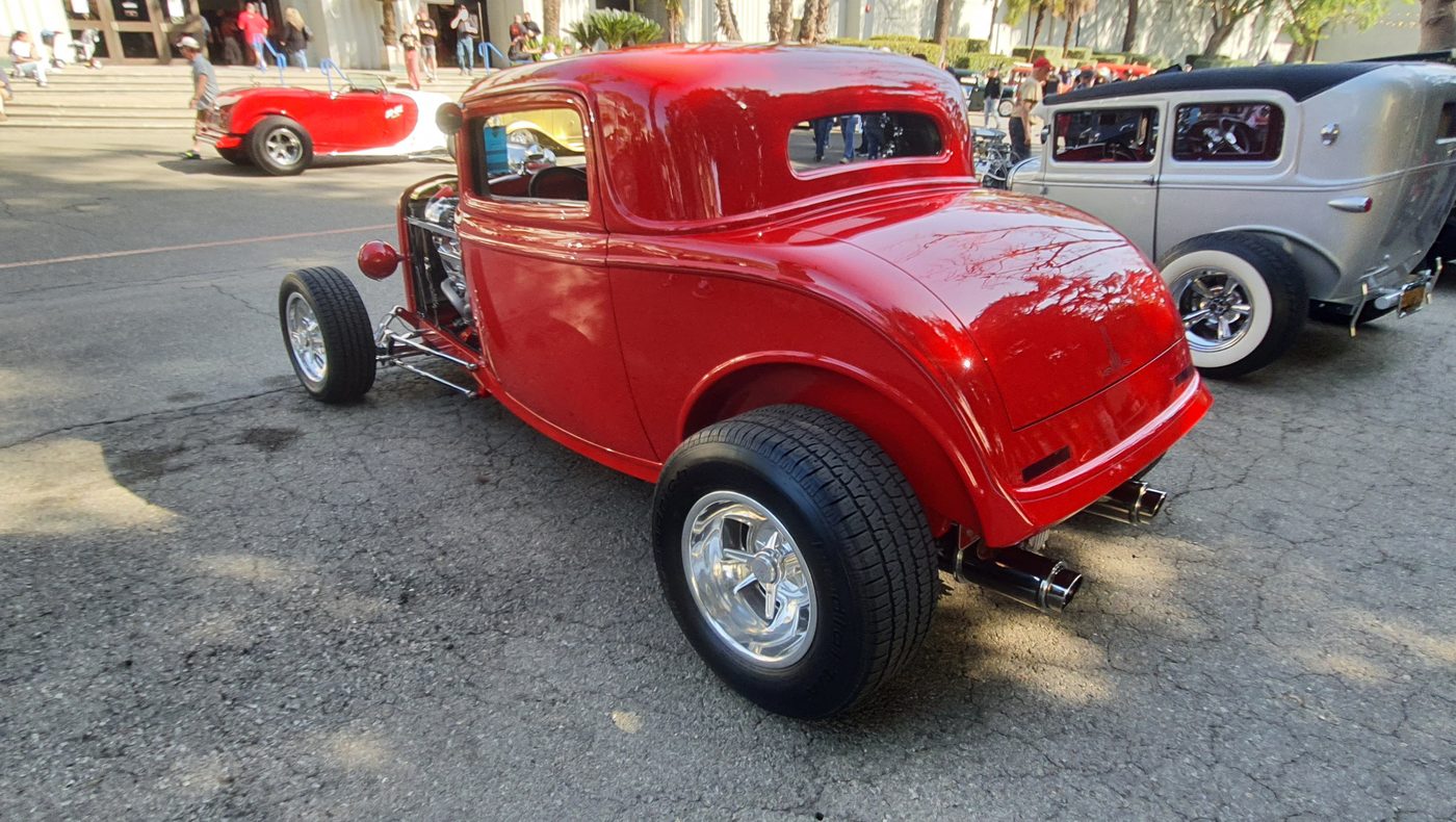 Czerwony Ford 3-window coupe 1932 z kompresorem – zdjęcie 3