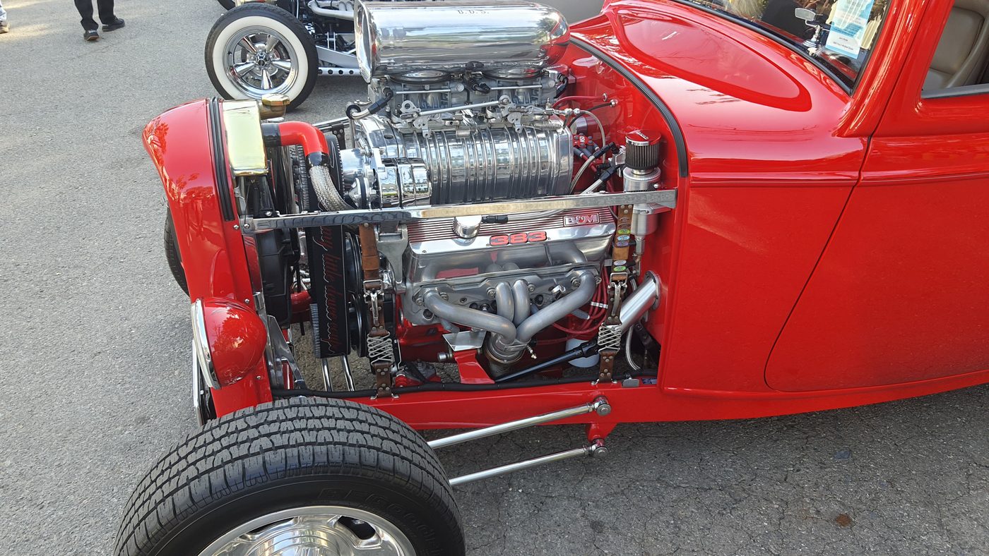 Czerwony Ford 3-window coupe 1932 z kompresorem – zdjęcie 2