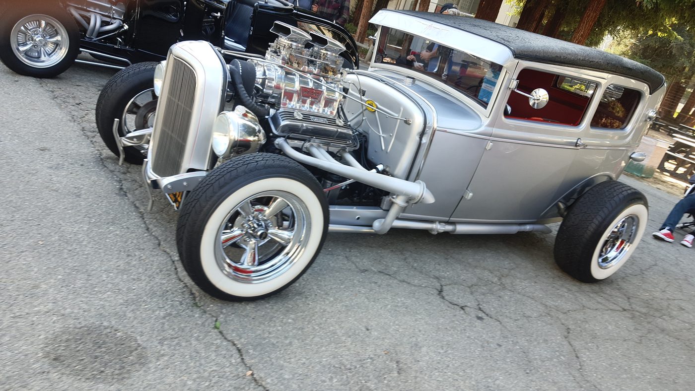 Srebrny Ford Model A Tudor hot rod z kompresorem – zdjęcie 2