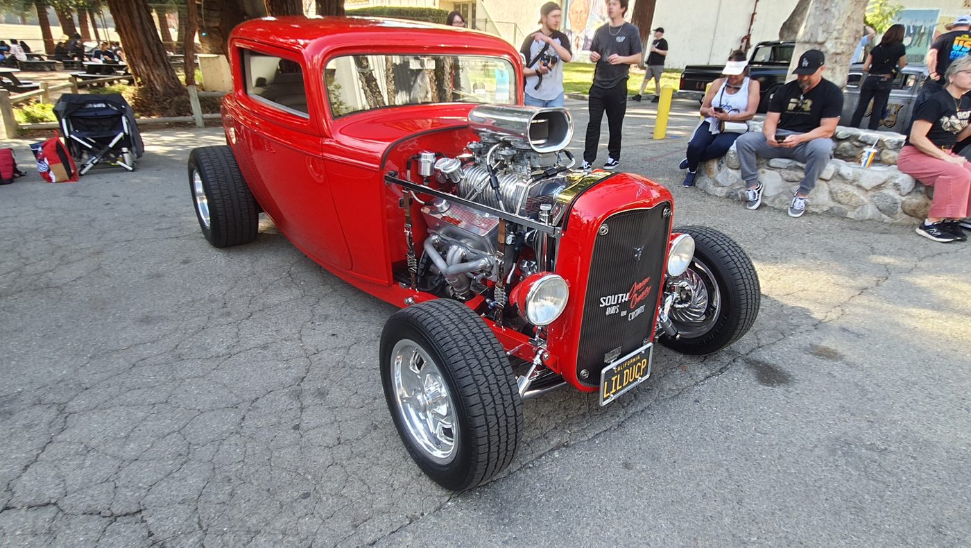 Czerwony Ford 3-window coupe 1932 z kompresorem