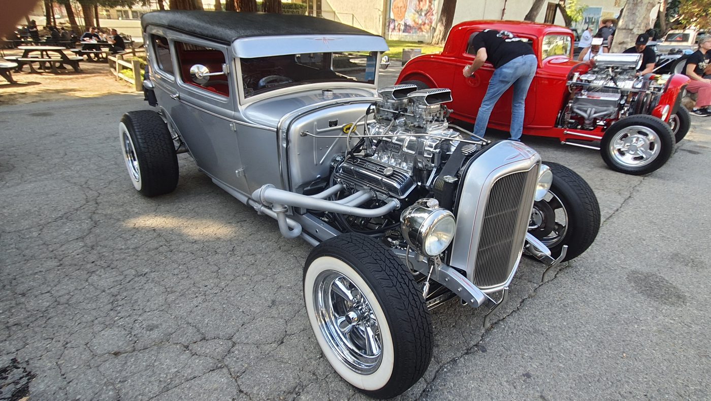Srebrny Ford Model A Tudor hot rod z kompresorem