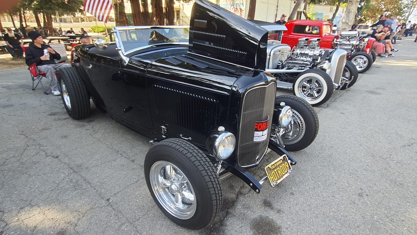 Czarny Ford roadster 1932 highboy z daszkiem