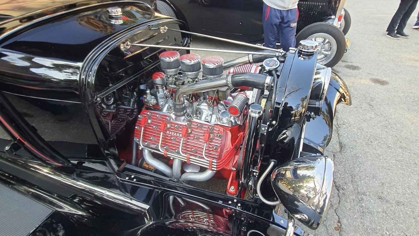 Czarny roadster pickup hot rod z silnikiem Hemi – zdjęcie 2