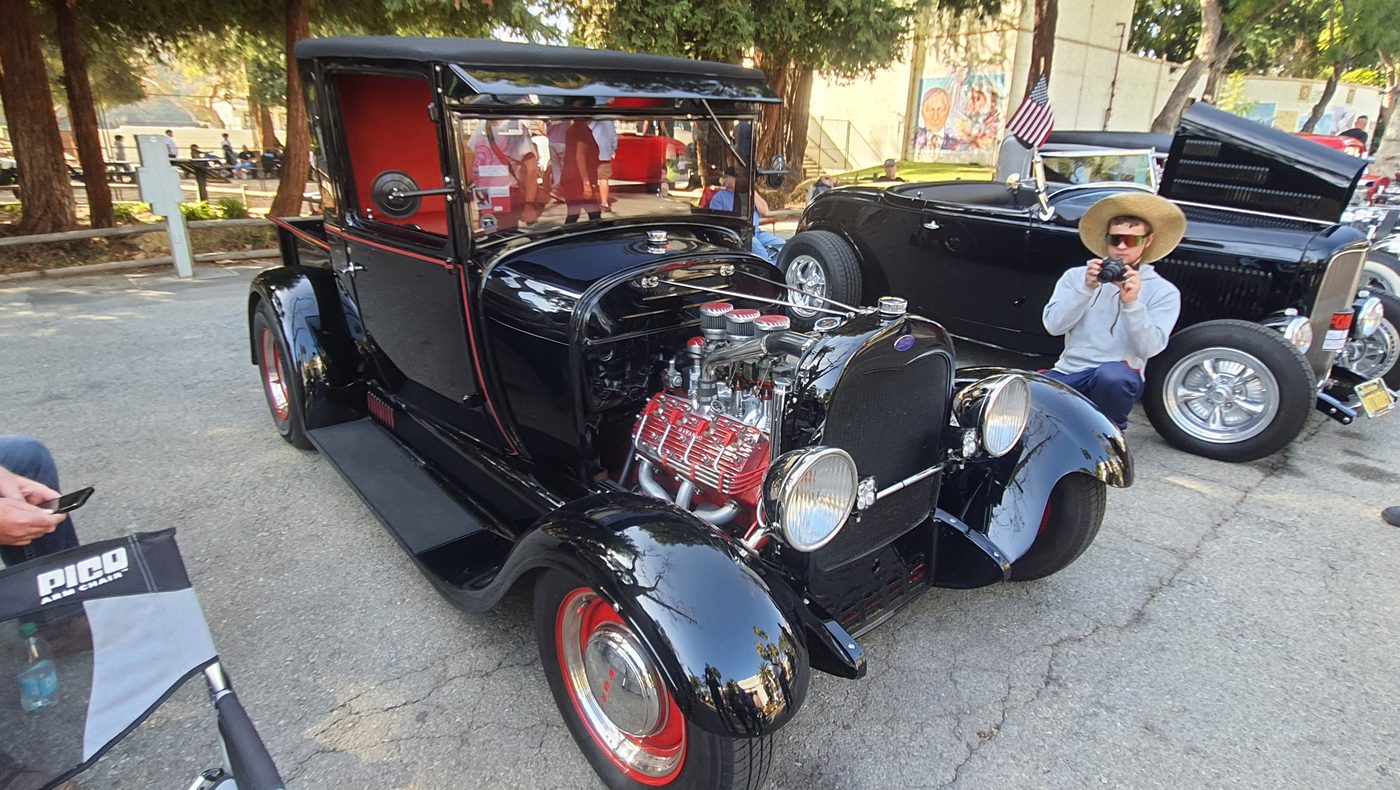 Czarny roadster pickup hot rod z silnikiem Hemi