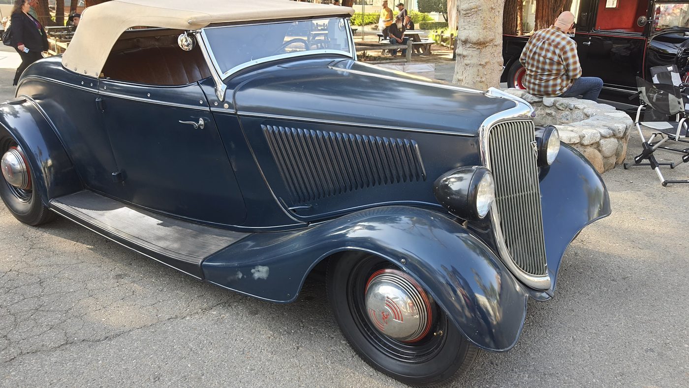 Stalowoniebieski Ford roadster 1934