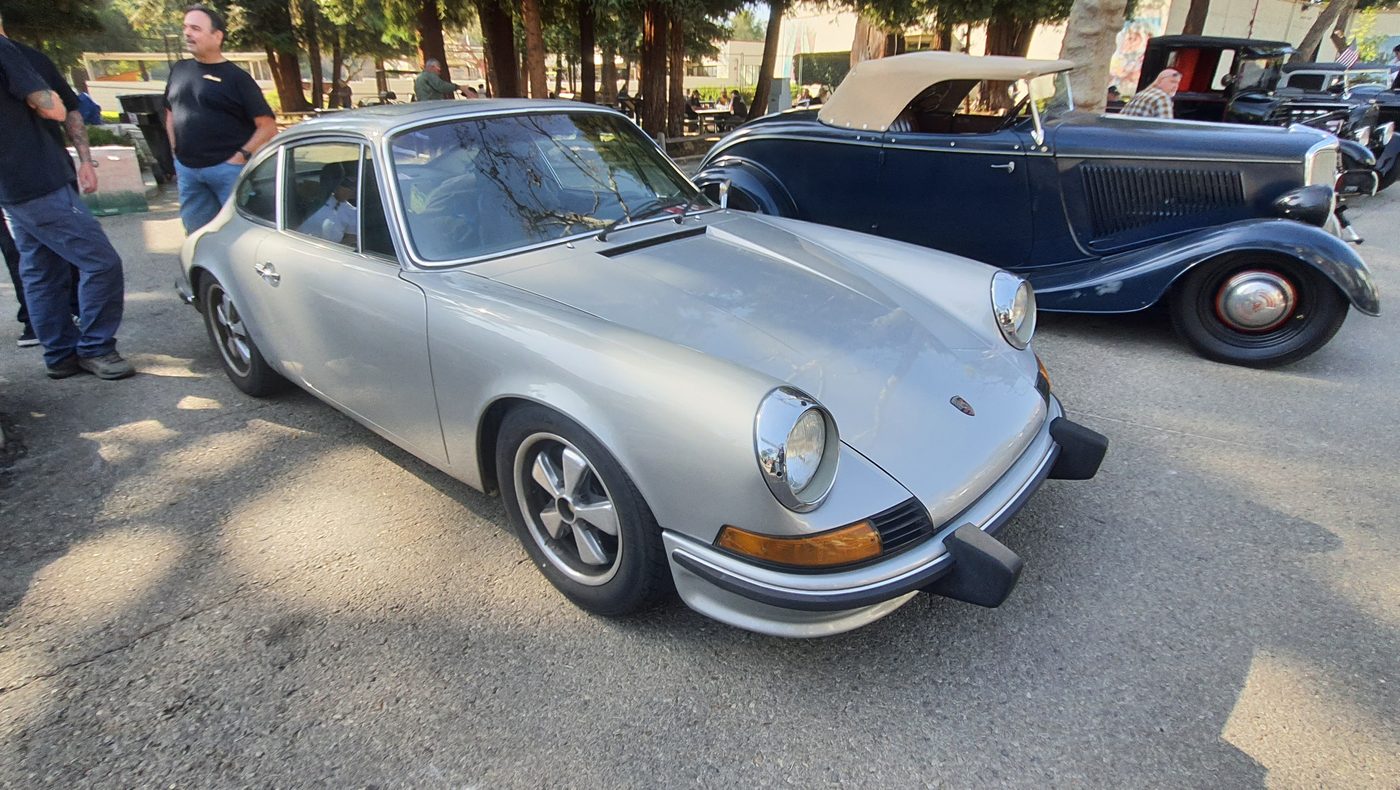 Srebrne Porsche 911 z lat 70.