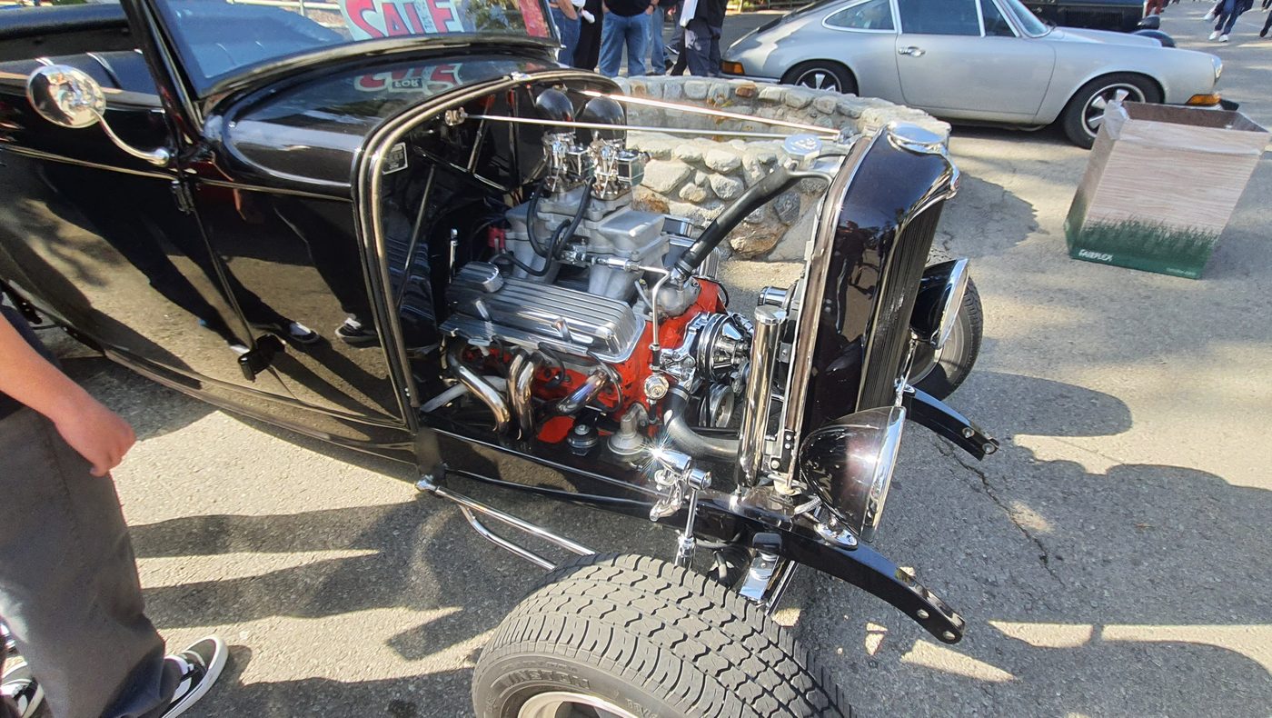 Czarny Ford 5-window coupe 1932 z chromowanym silnikiem
