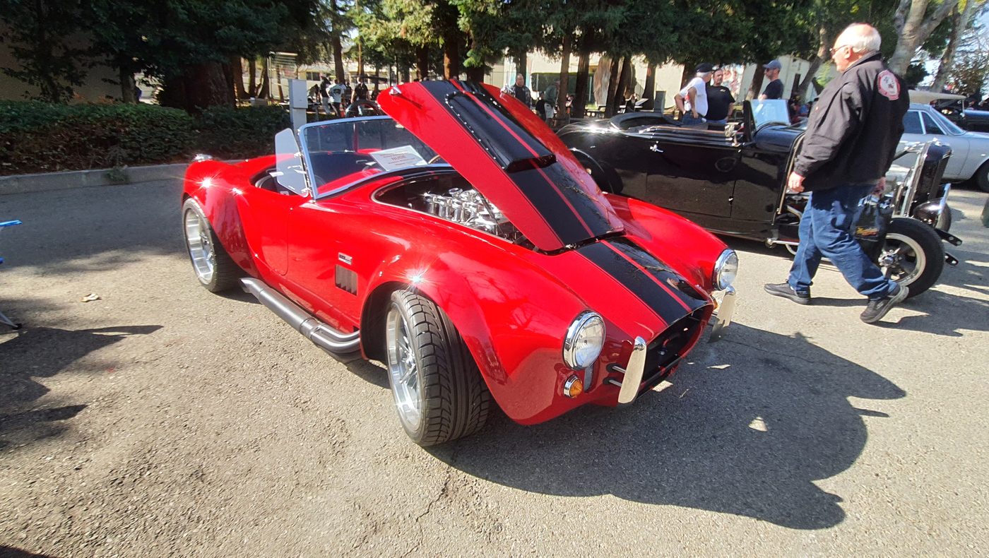 Czerwona Shelby Cobra 427 z czarnymi pasami