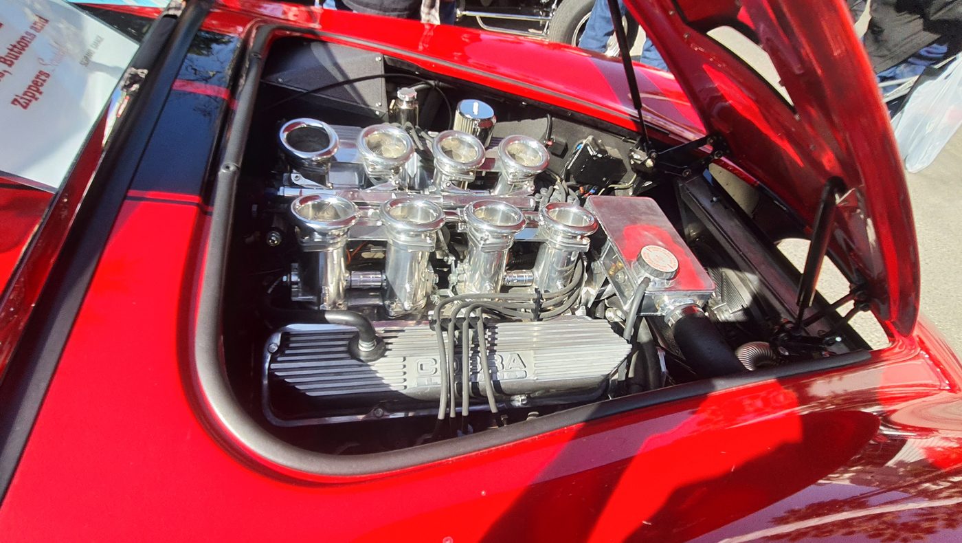Czerwona Shelby Cobra 427 z czarnymi pasami – zdjęcie 2