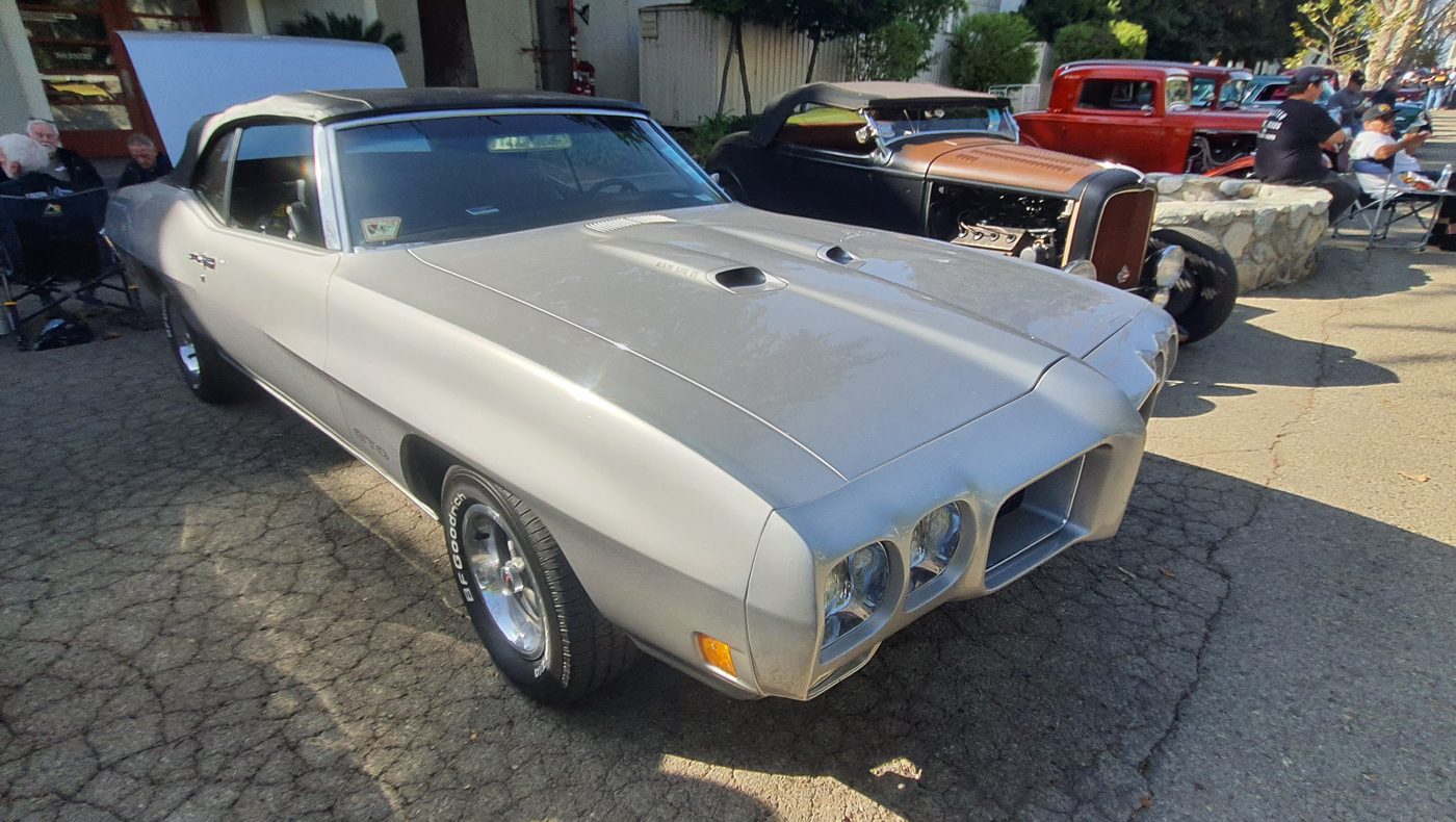 Srebrny Pontiac GTO kabriolet 1970