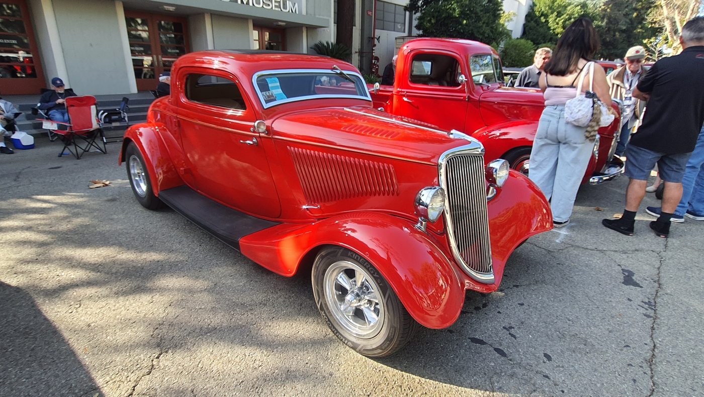Czerwony Ford 3-window coupe 1934