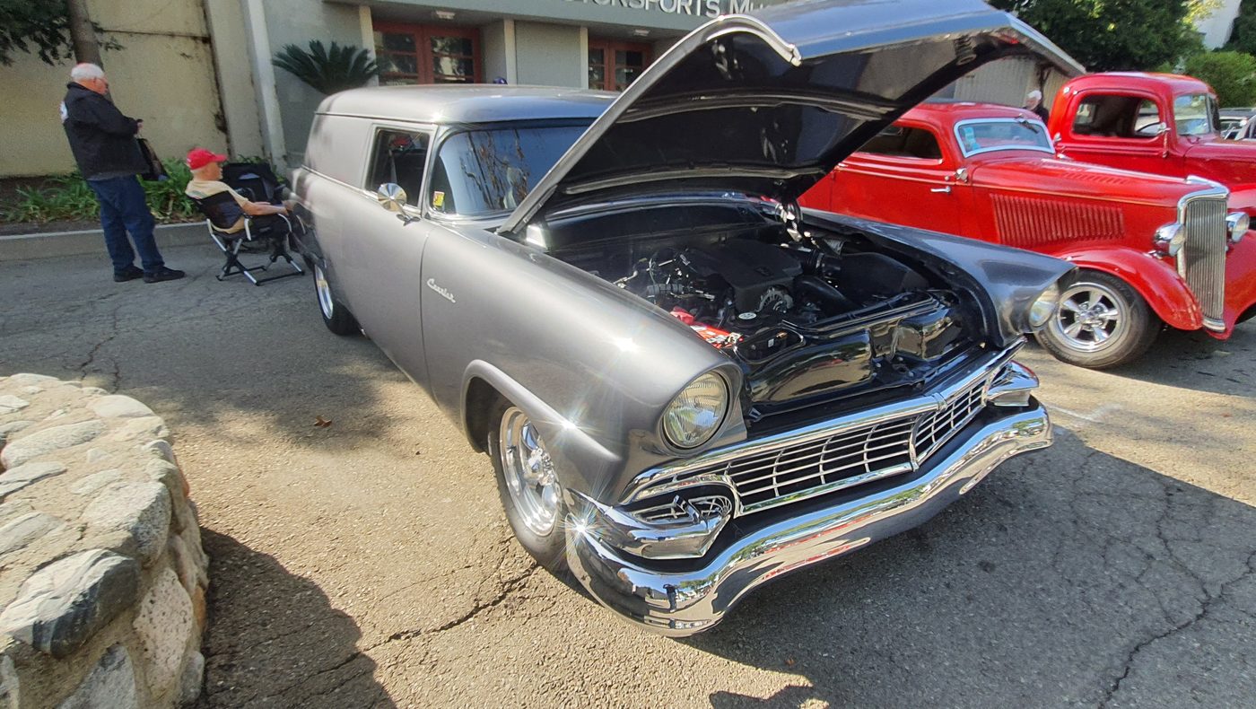 Szary Ford Courier 1956 sedan delivery