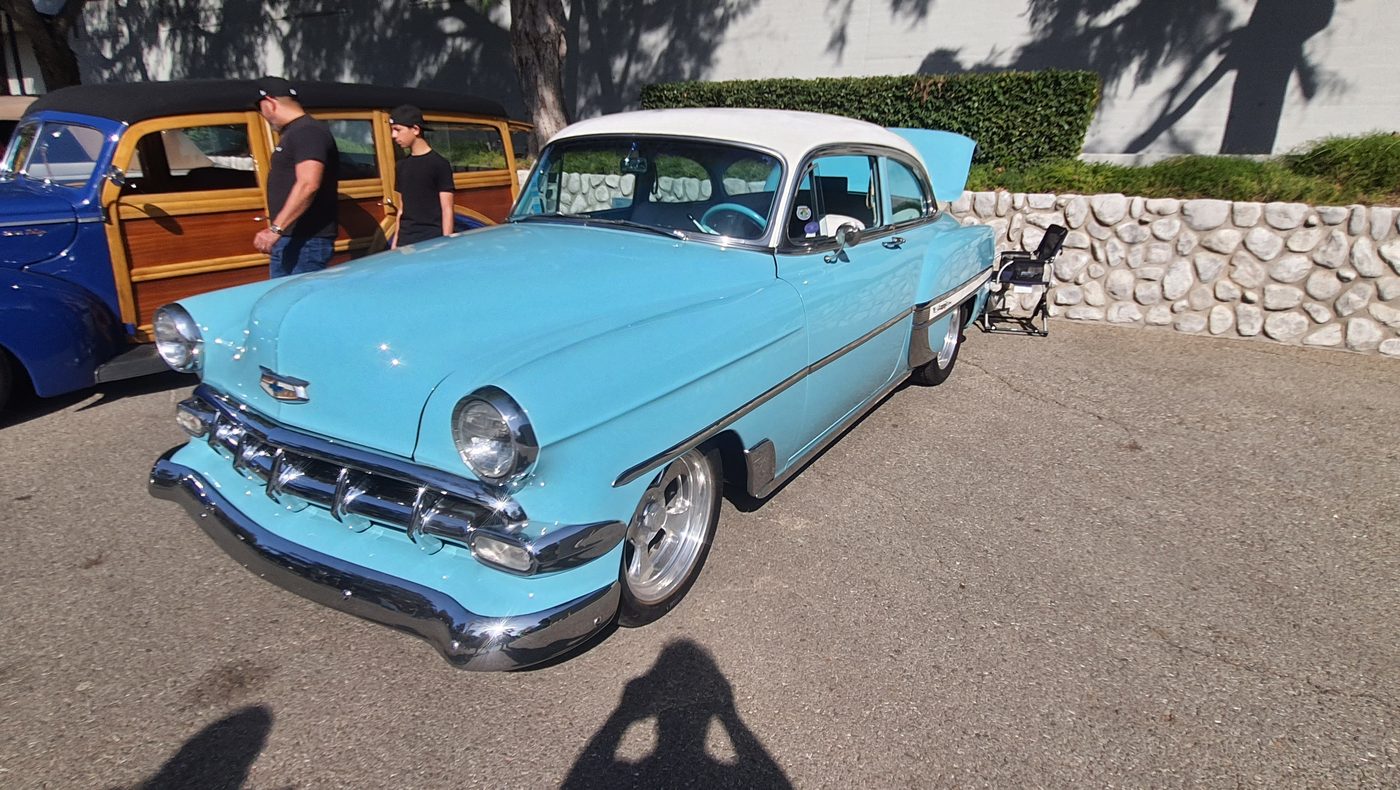 Błękitno-biały Chevrolet Bel Air 1954