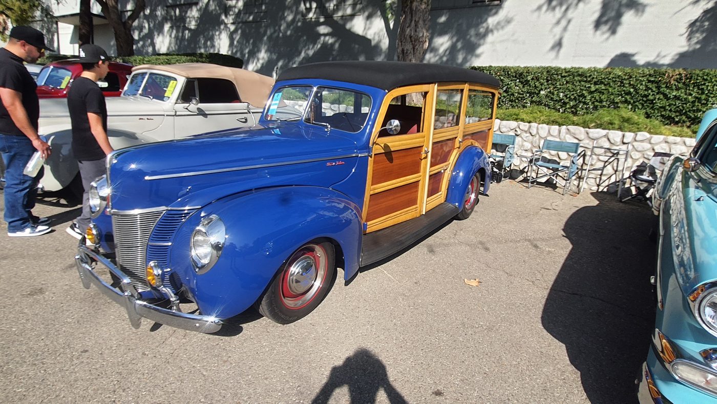 Niebieski Ford Woody 1940