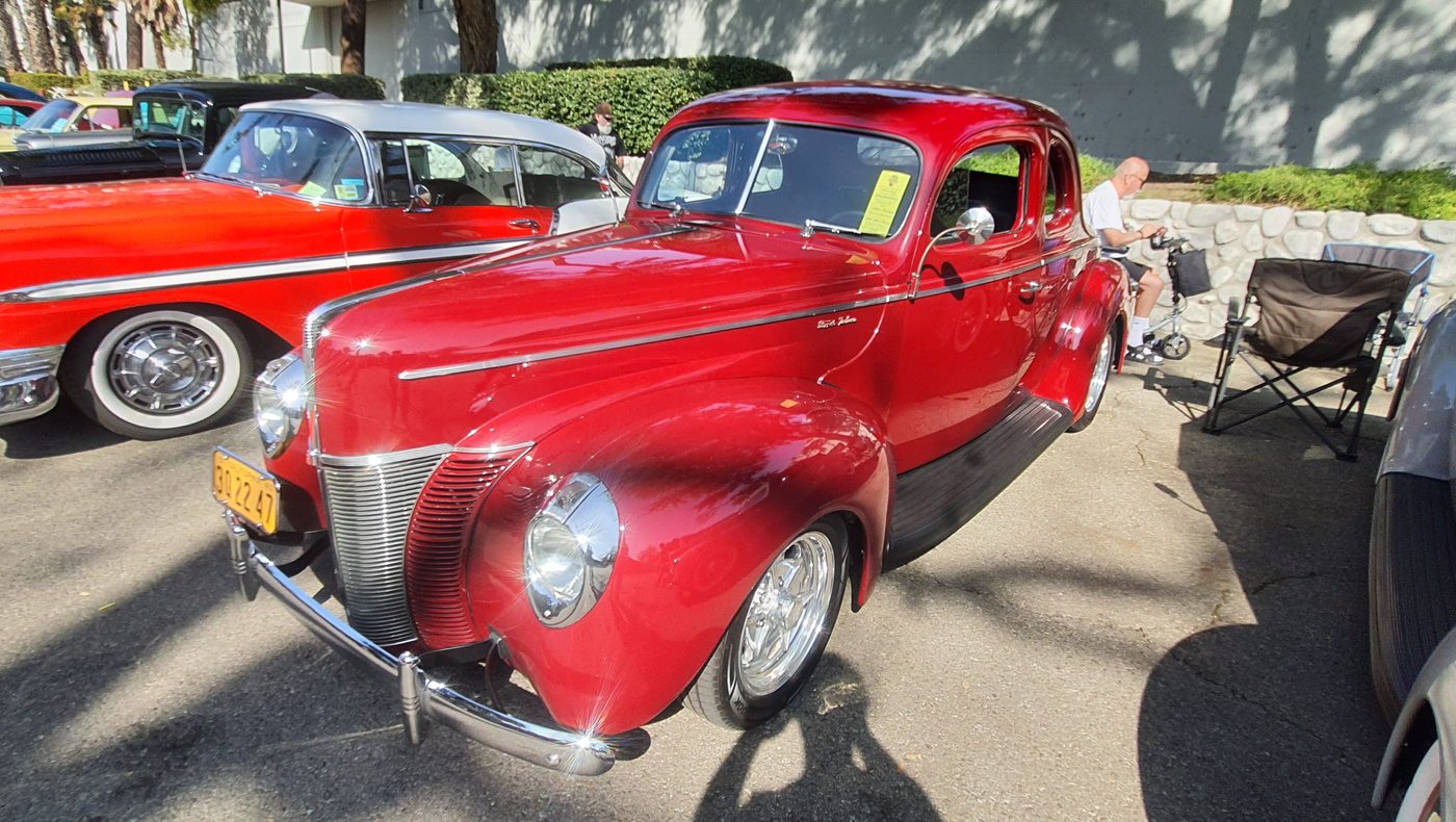 Czerwony Ford Deluxe 1940