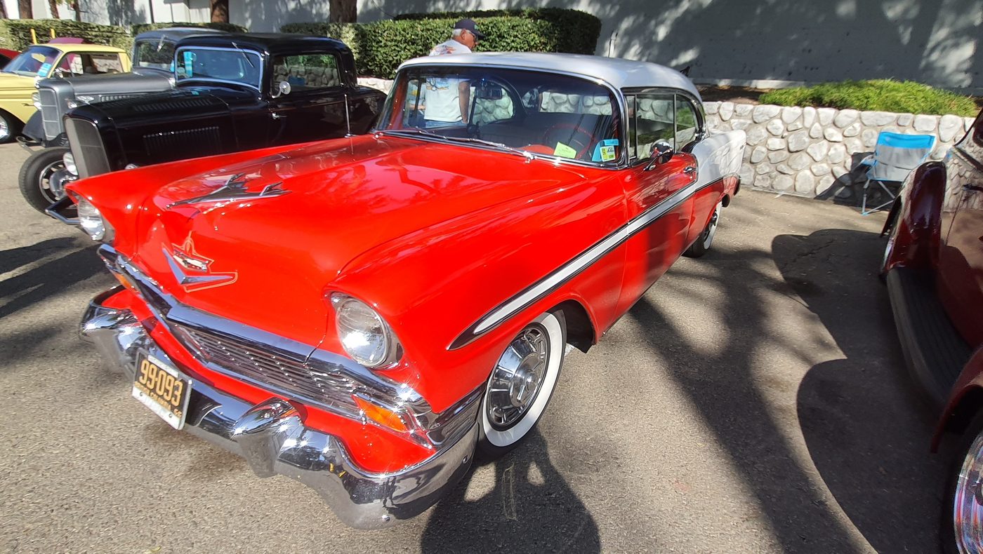 Czerwono-biały Chevrolet Bel Air 1956