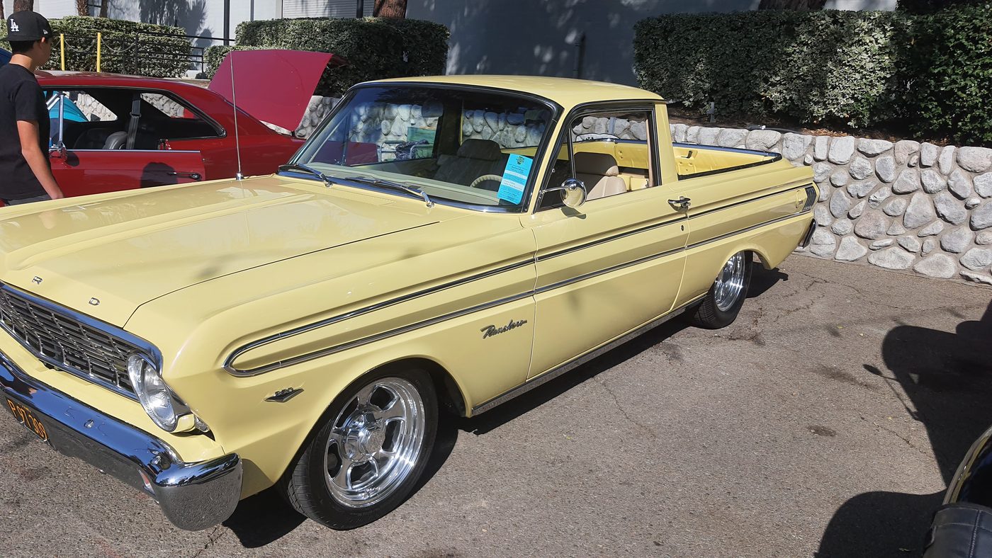 Kremowy Ford Ranchero 1964